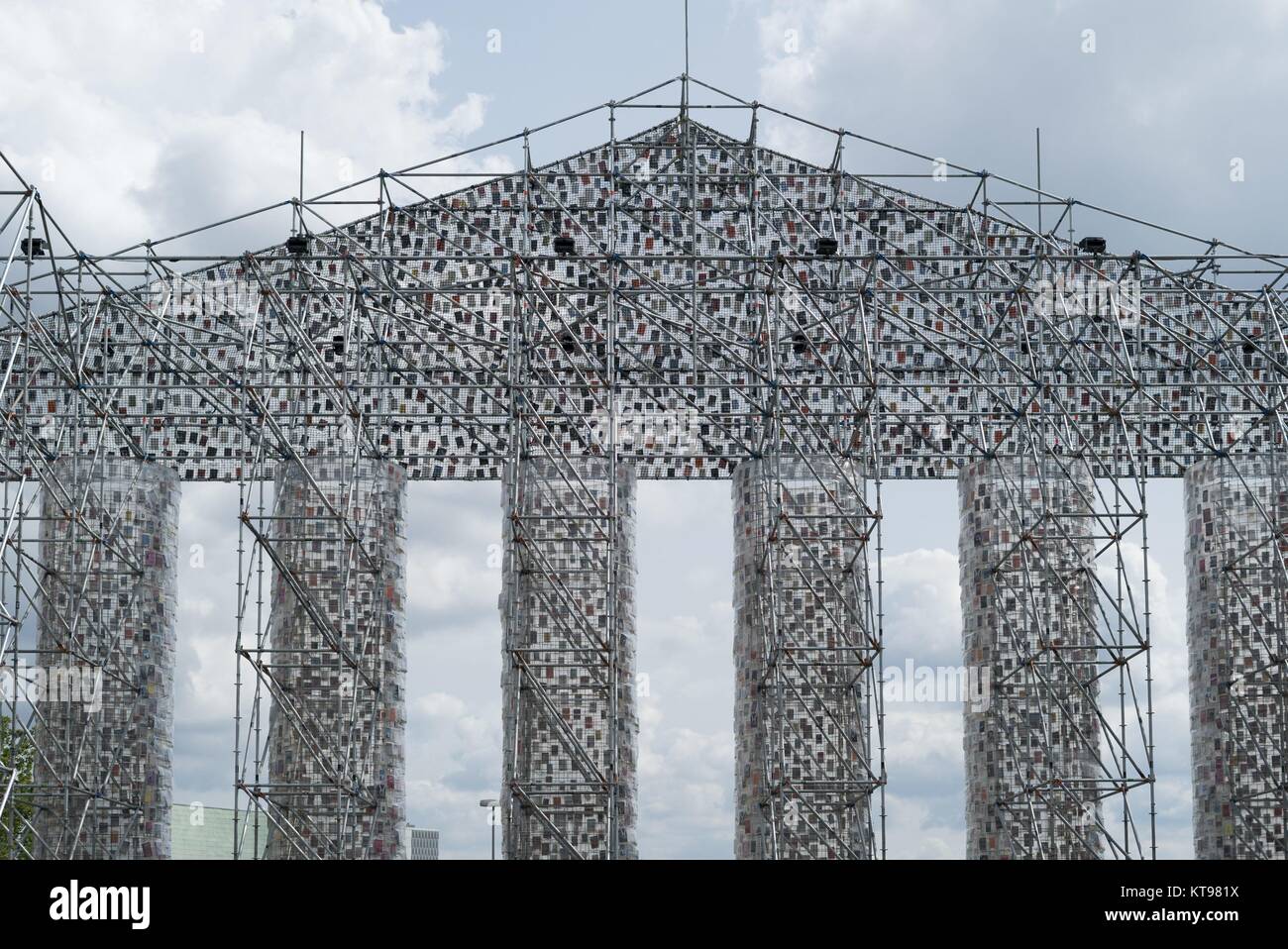 La documenta 14 Art Installation Panthéon des albums anglais par Marta Minujin sur Friedrich Square à Kassel , 22.8.2017 ATTENTION : COPYRIGHT DE L'ARTISTE DOIVENT être effacés dans le monde d'utilisation | Banque D'Images