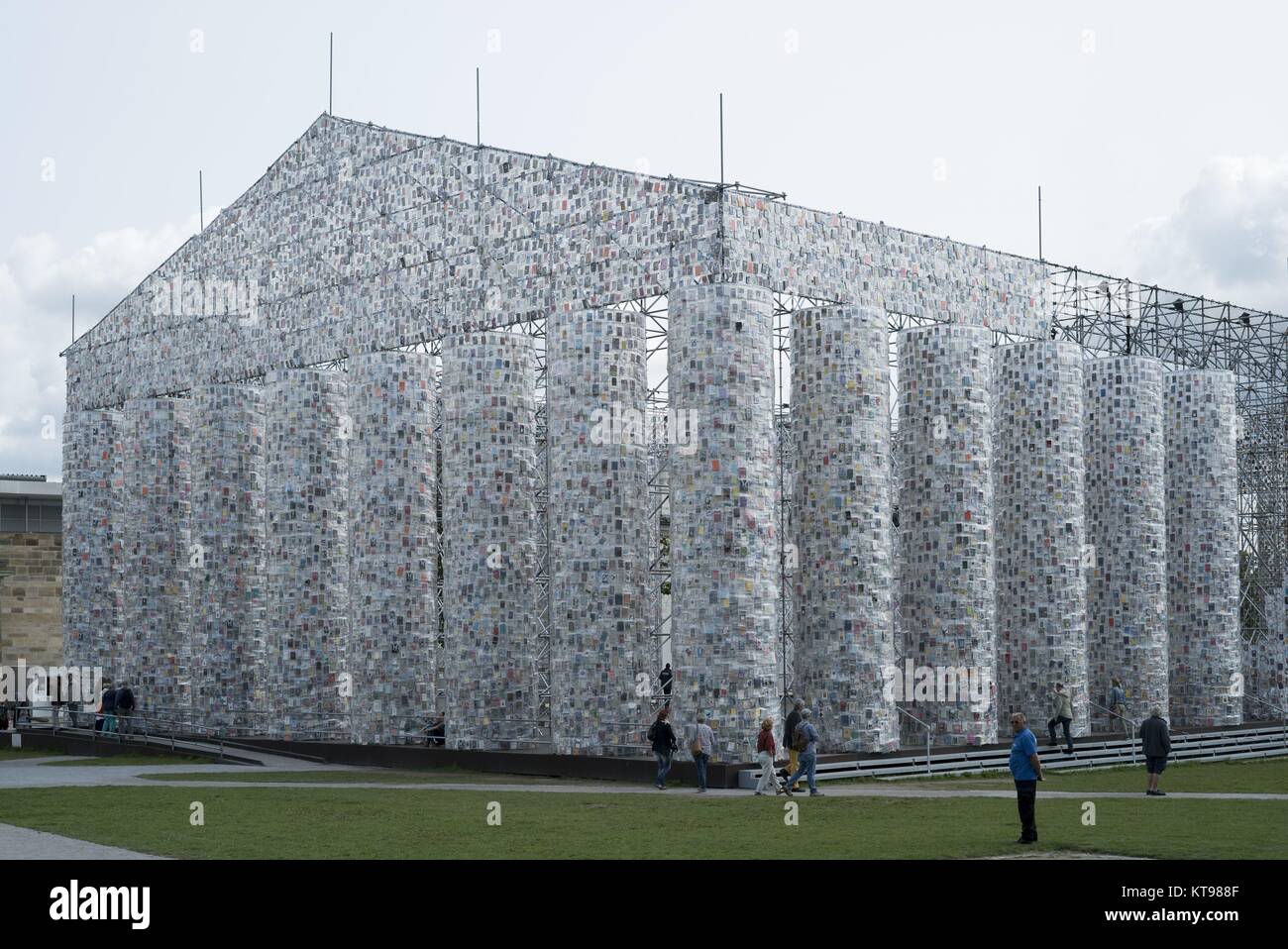 La documenta 14 Art Installation Panthéon des albums anglais par Marta Minujin sur Friedrich Square à Kassel , 22.8.2017 ATTENTION : COPYRIGHT DE L'ARTISTE DOIVENT être effacés dans le monde d'utilisation | Banque D'Images