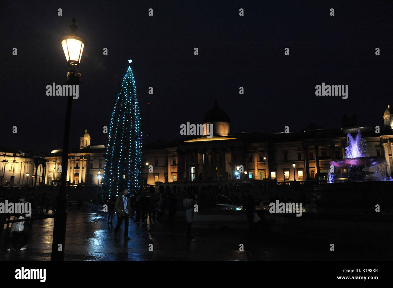 London, UK, 21/12/2017 arbre de Noël de Trafalgar Square en 2017. L'arbre est un don annuel à partir de la Norvège pour l'aide du Royaume-Uni dans la seconde guerre mondiale Banque D'Images