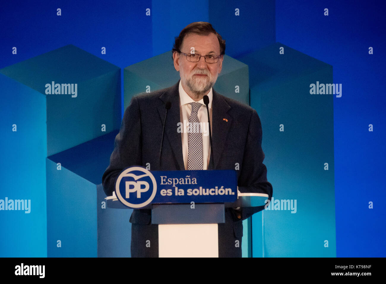 Le premier ministre Espagnol Mariano Rajoy est titulaire d'un discours lors de la réunion de clôture de la campagne du Parti populaire (Parti du peuple) à Barcelone pour les élections régionales le 21 décembre 2017. Banque D'Images