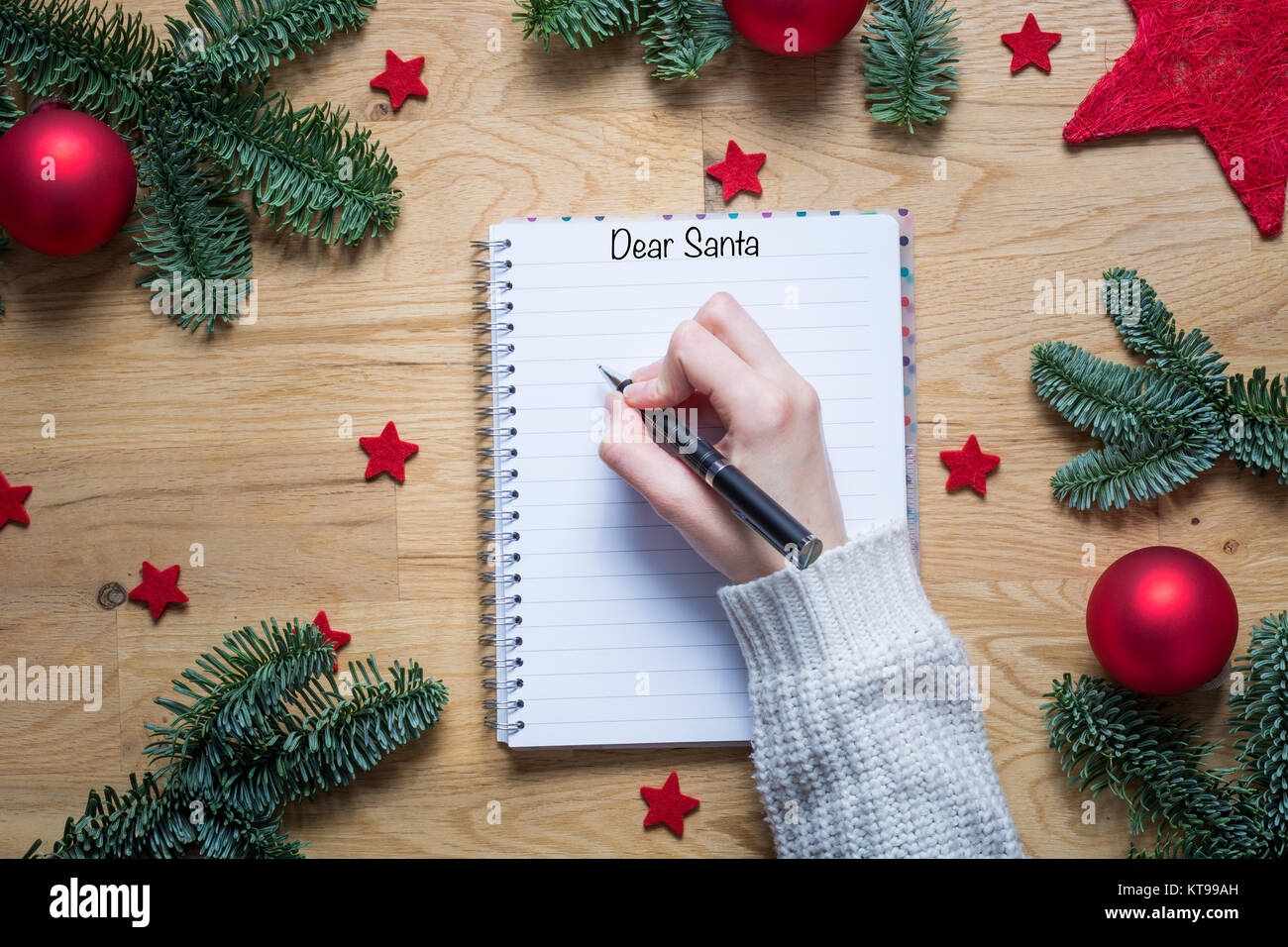Cher Père Noël écrit sur un bloc-notes avec des décorations de Noël et branches de sapin sur une table en bois d'en haut Banque D'Images
