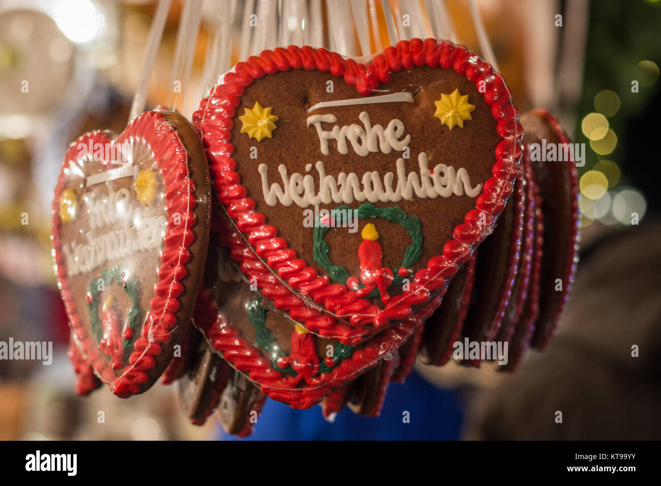 Joyeux Noel Ecrit En Allemand Sur Gingerbread Coeurs A Un Marche De Noel Close Up Photo Stock Alamy Joyeux Noel Ecrit En Allemand Sur Gingerbread Coeurs A Un Marche De Noel Close Up Photo Stock Alamy