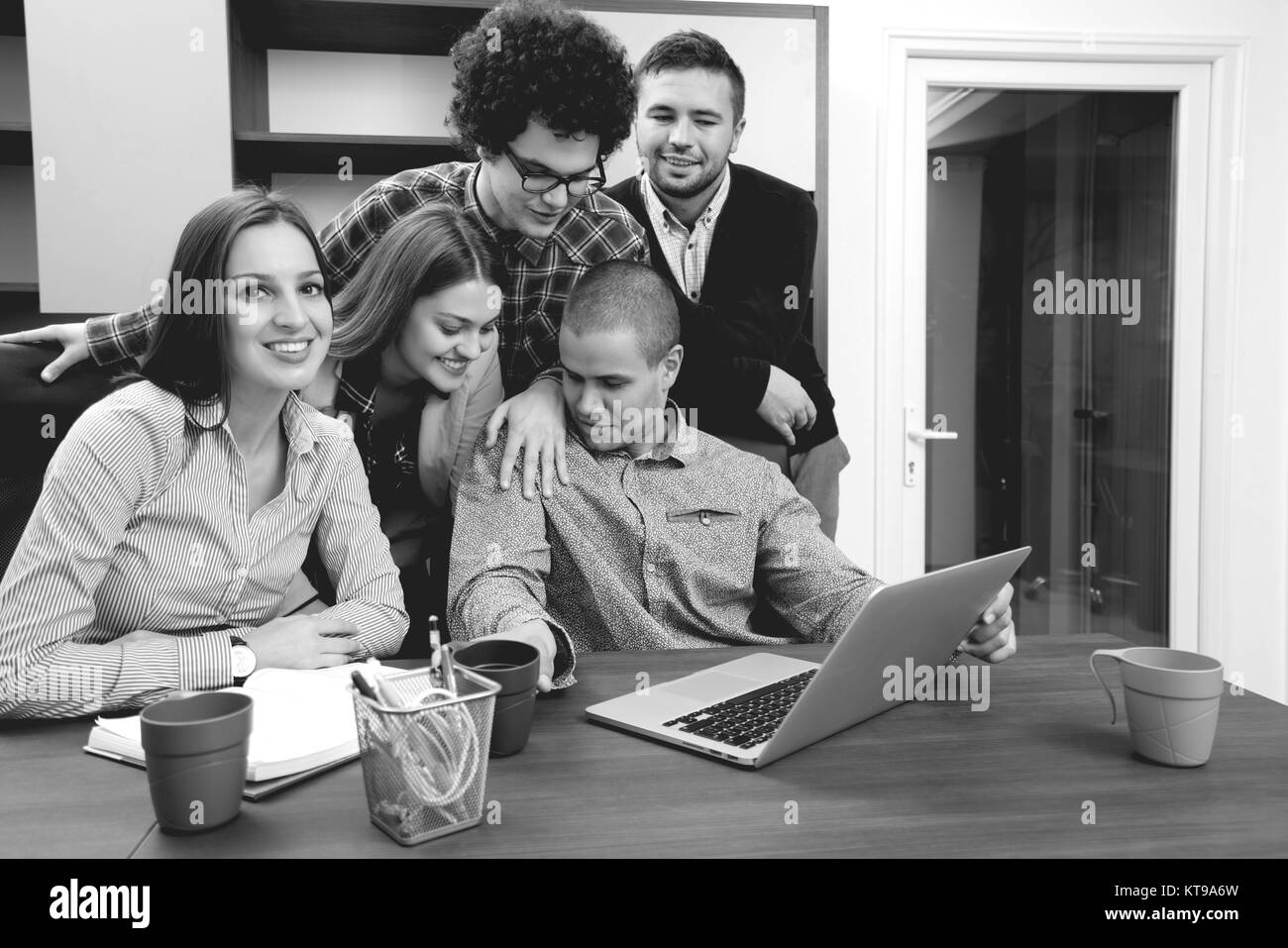 Portrait de groupe de démarrage de créateurs d'une réunion avec un  ordinateur portable dans un bureau moderne. Les gens d'affaires ayant  conversation détendue plus de nouveaux p Photo Stock - Alamy