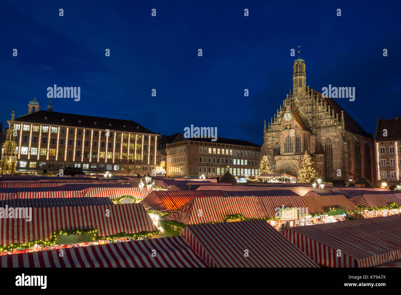 Le marché de Noël à Nuremberg au cours de l'heure bleue Banque D'Images