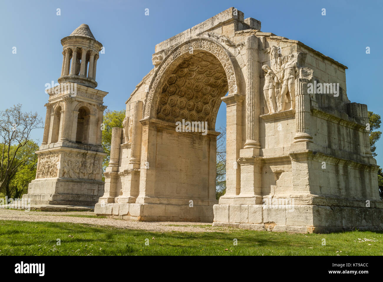 L'Arc de Triomphe de Glanum, et Mausolée des Julii juste en dehors de la porte nord de la ville antique de Glanum, St Rémy de Provence, France. Banque D'Images