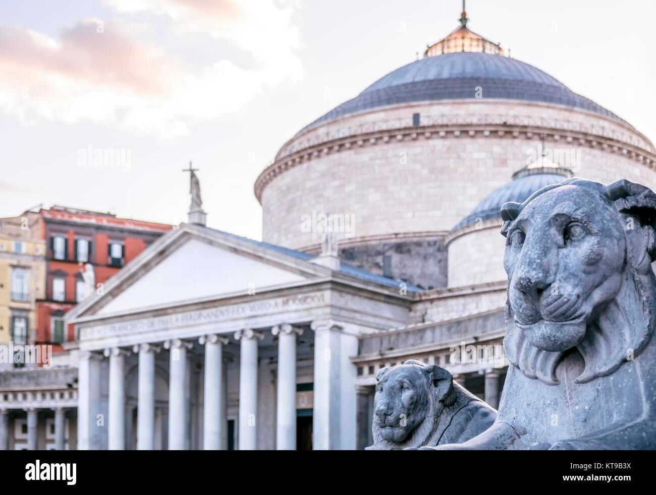 L'église de San Francesco di Paolo dans la Piazza del Plebiscito, qui est la place principale de la ville de Napoli, Naples, Italie. Banque D'Images