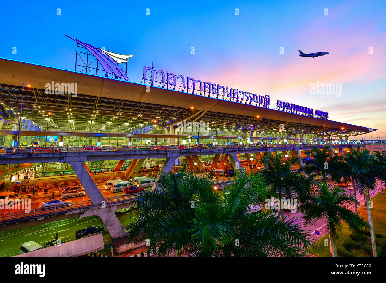 L'aéroport de Suvarnabhumi à Bangkok la nuit ,en Thaïlande. Cet aéroport est le troisième plus grand bâtiment unique conception de l'aérogare Banque D'Images