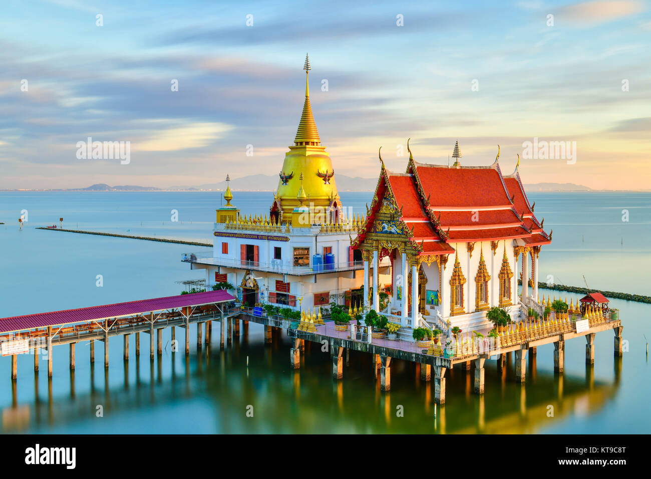 'Wat Hong Thong" un temple construit dans la mer au coucher du soleil dans la province de chachengsao Banque D'Images
