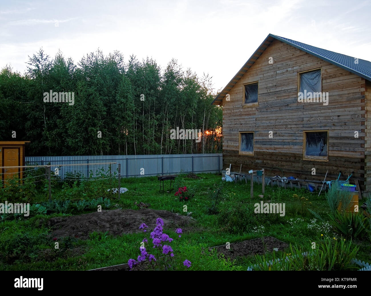 Maison en bois pour une parcelle rurale dans la soirée, la Russie Banque D'Images