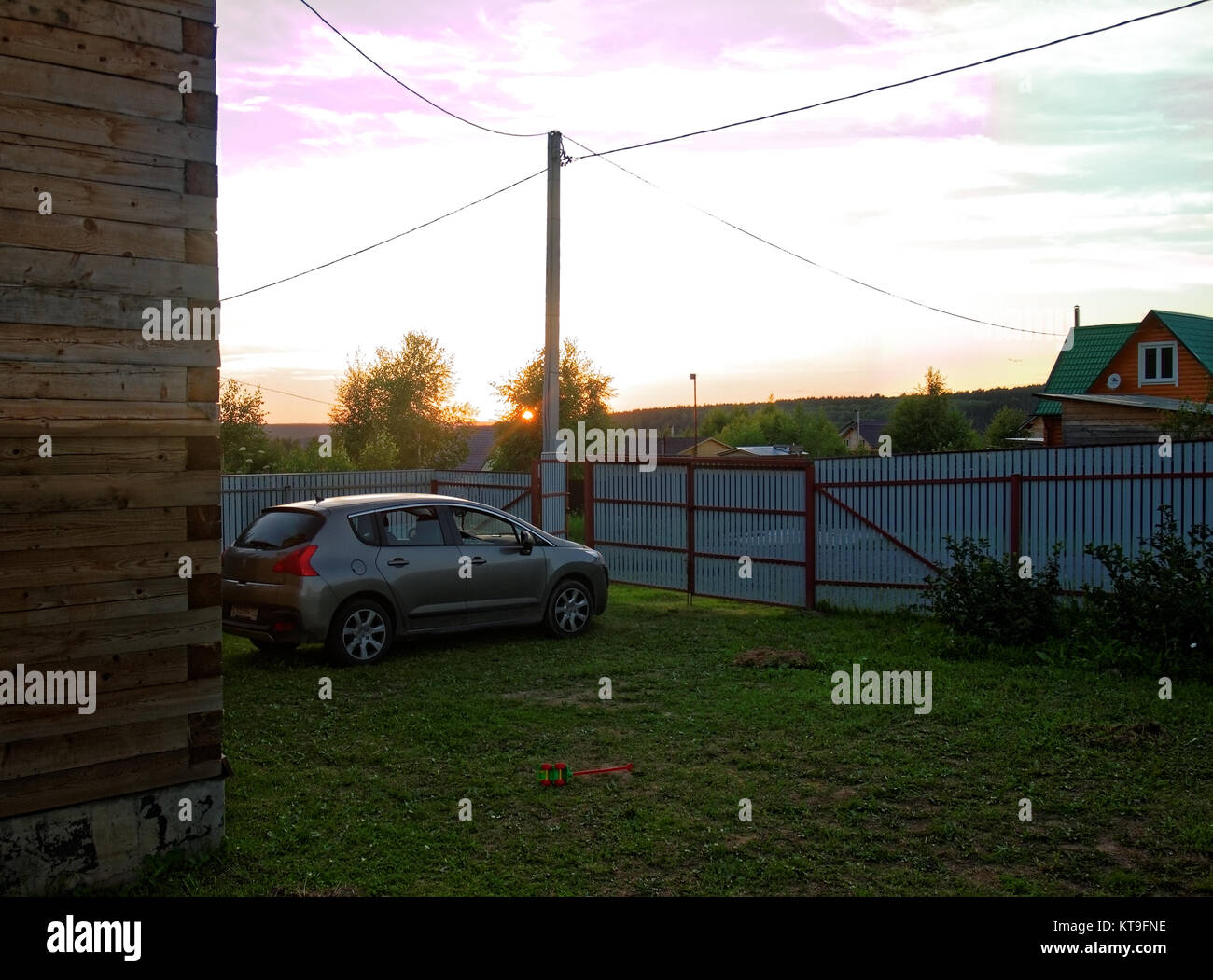 Maison en bois pour une parcelle rurale dans la soirée, la Russie Banque D'Images