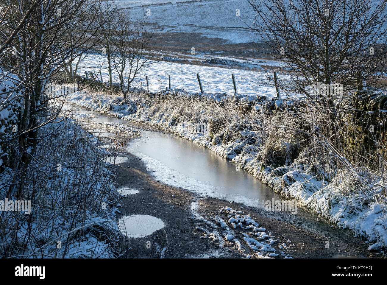 Pays de glace piste dans les collines de la région du Peak District sur une décembre matin glacial. Rowarth, Derbyshire, Angleterre. Banque D'Images