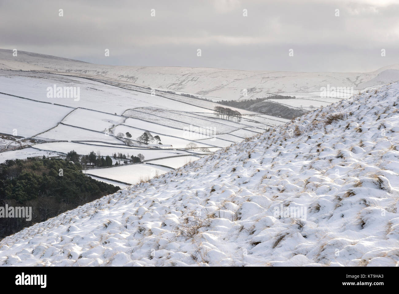 Couvert de neige colline au-dessus de peu de foin dans l'High Peak, Derbyshire, Angleterre. Banque D'Images