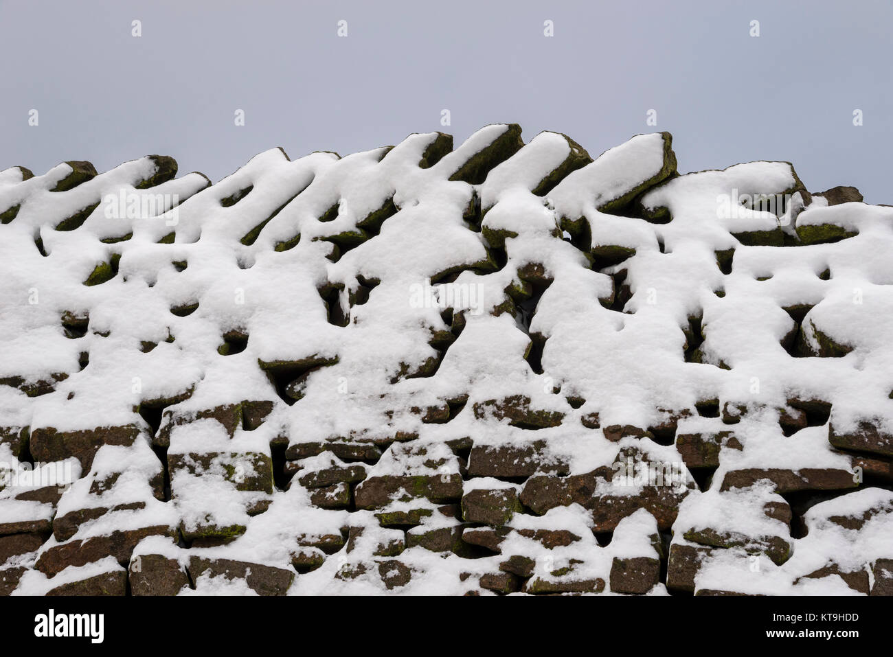 Mur de pierres sèches traditionnelles couvertes de neige. Peak District, Derbyshire, Angleterre. Banque D'Images