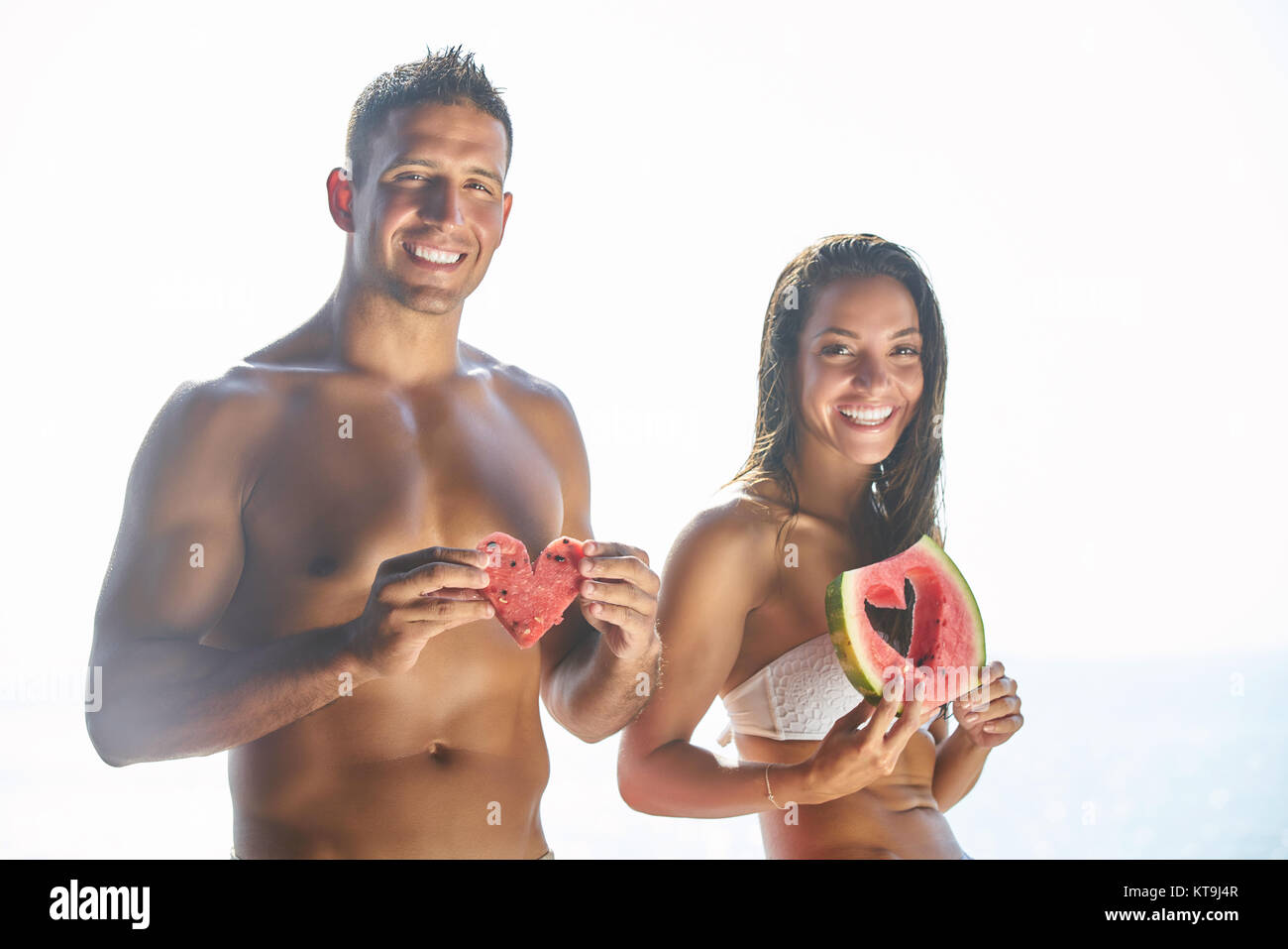 Happy Romantic Couple d'âge moyen avec sa promenade sur la plage au coucher du soleil. Voyage Vacances Concept de vie à la retraite Banque D'Images