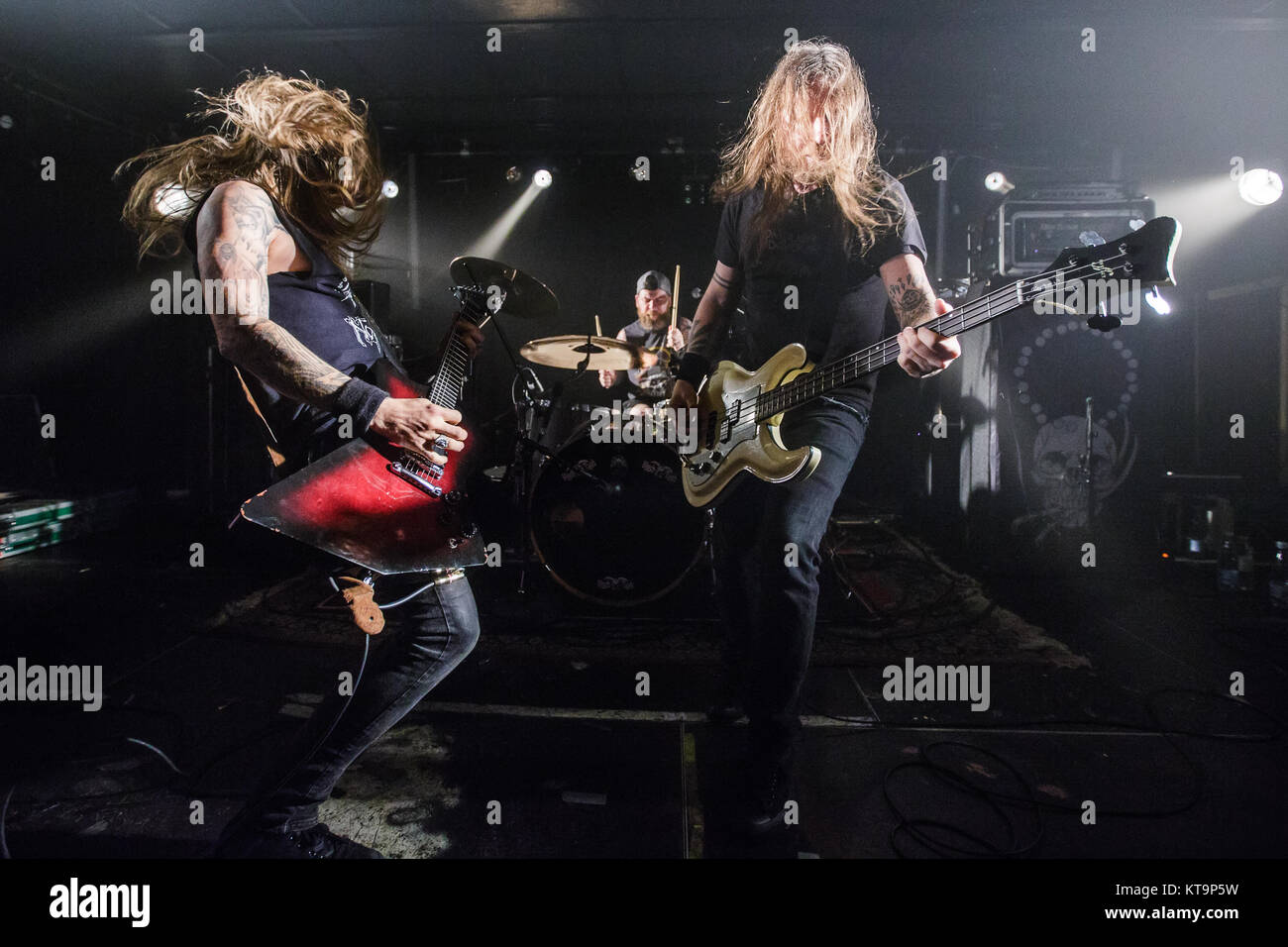 La technique américaine heavy metal Black Tusk effectue un concert live at Stengade à Copenhague. Ici chanteur et guitariste Andrew Fidler est vu sur scène avec le bassiste Corey Barhorst. Le Danemark, 02/03 2015. Banque D'Images