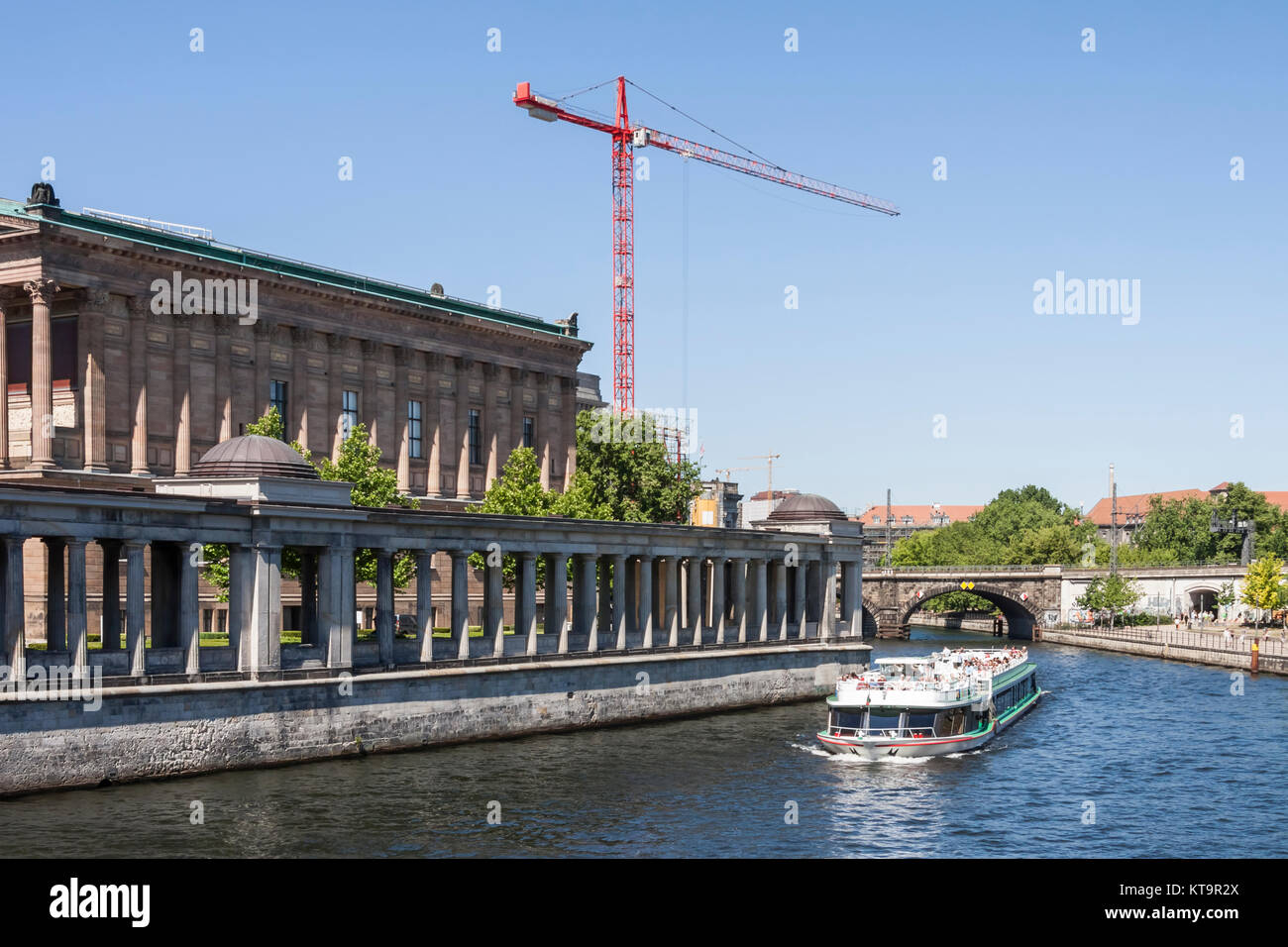 Laubengang mit Säulen Entlang der Spree vor der alten Nationalgalerie de Berlin Banque D'Images