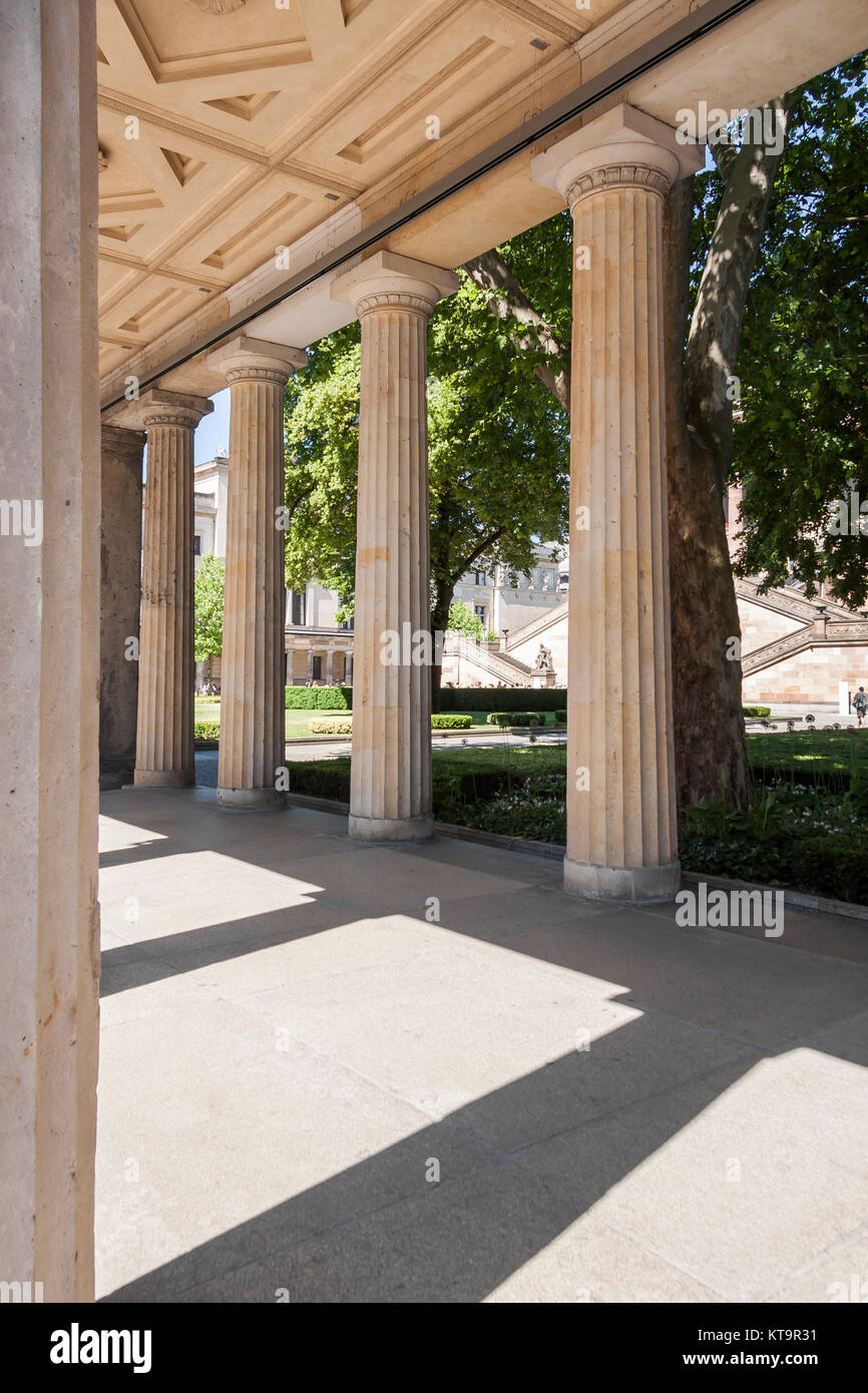 Laubengang Säulen mit vor der alten Nationalgalerie de Berlin Banque D'Images