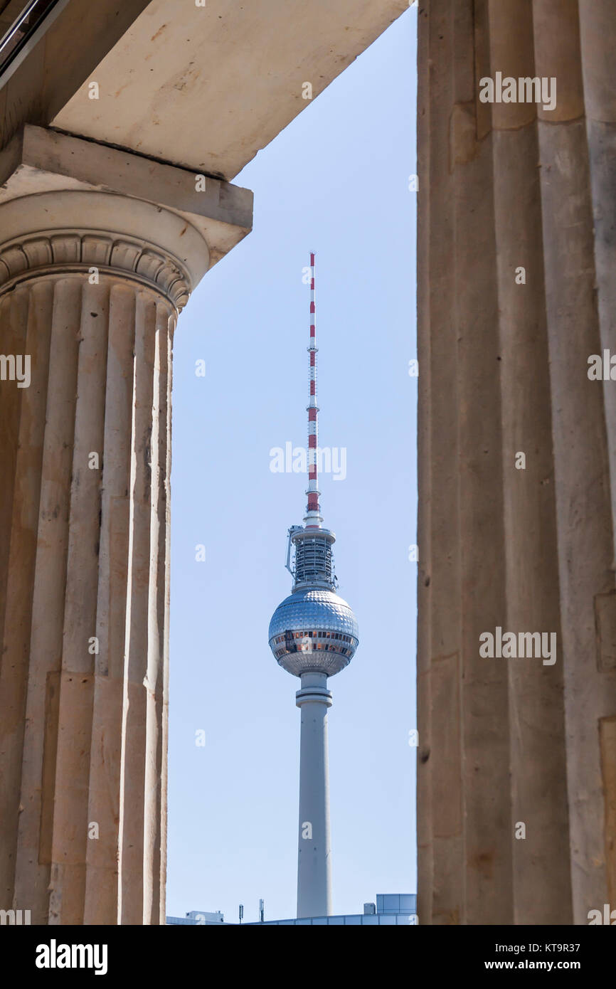 Laubengang Säulen mit vor der alten Nationalgalerie de Berlin mit Blick auf den Berliner Fernsehturm Banque D'Images