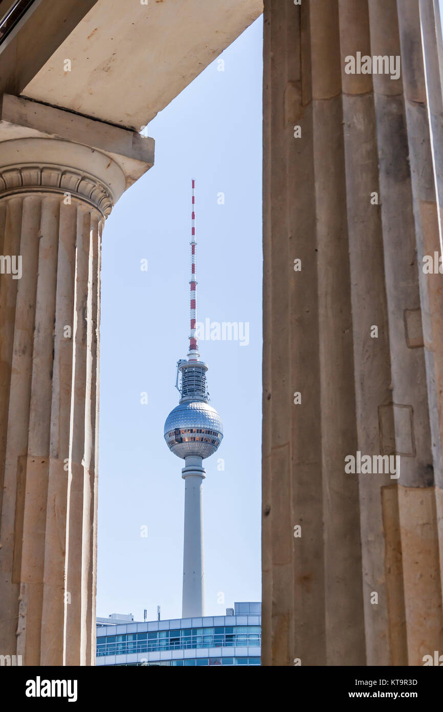 Laubengang Säulen mit vor der alten Nationalgalerie de Berlin mit Blick auf den Berliner Fernsehturm Banque D'Images