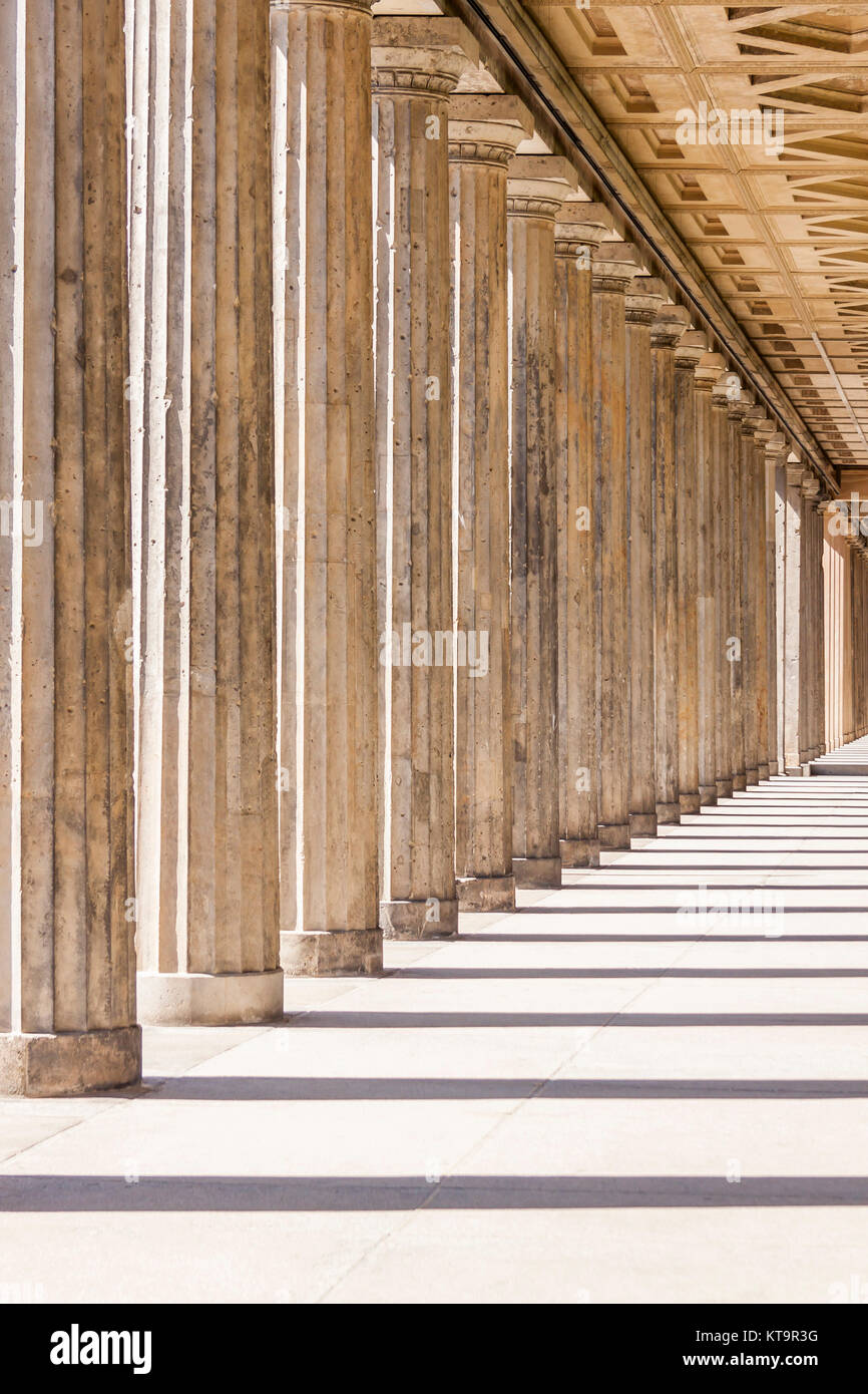 Laubengang Säulen mit vor der alten Nationalgalerie de Berlin Banque D'Images