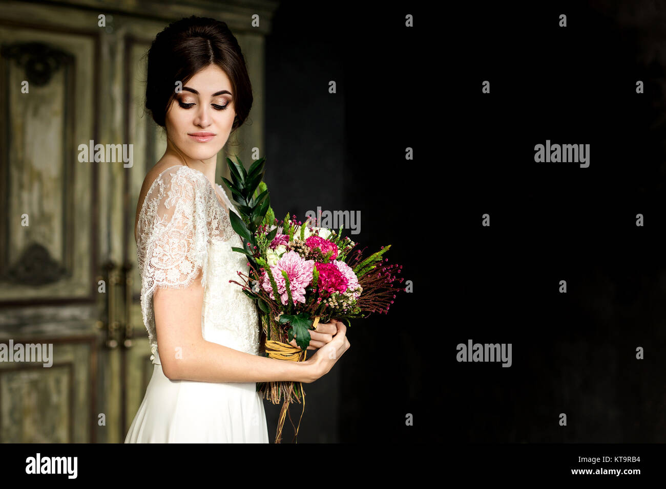 La mode mariage mariée avec bouquet dans les mains. Portrait of de mariée en robe blanche. Banque D'Images