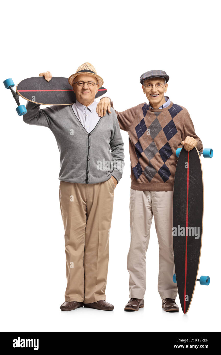 Portrait de deux hommes âgés avec longboards isolé sur fond blanc Banque D'Images