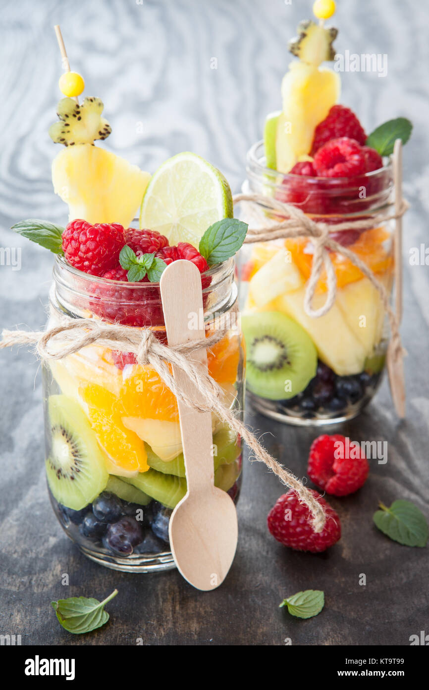 Geschichteter Salat aus frischen Fruechten dans Einmachglas Banque D'Images