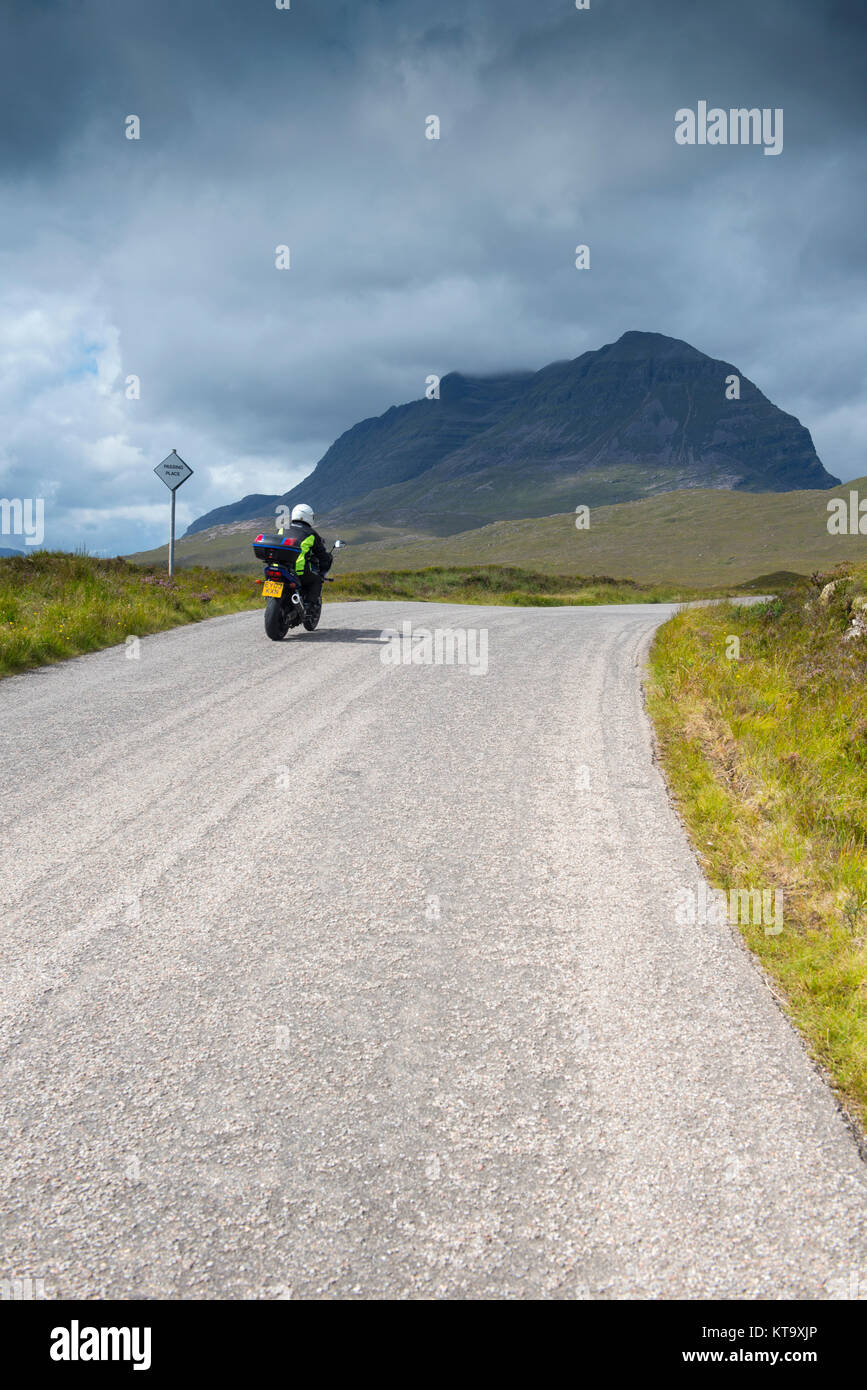 Voiture roulant le long de la côte nord 500 route touristique près de laide à Wester Ross, Ecosse Banque D'Images