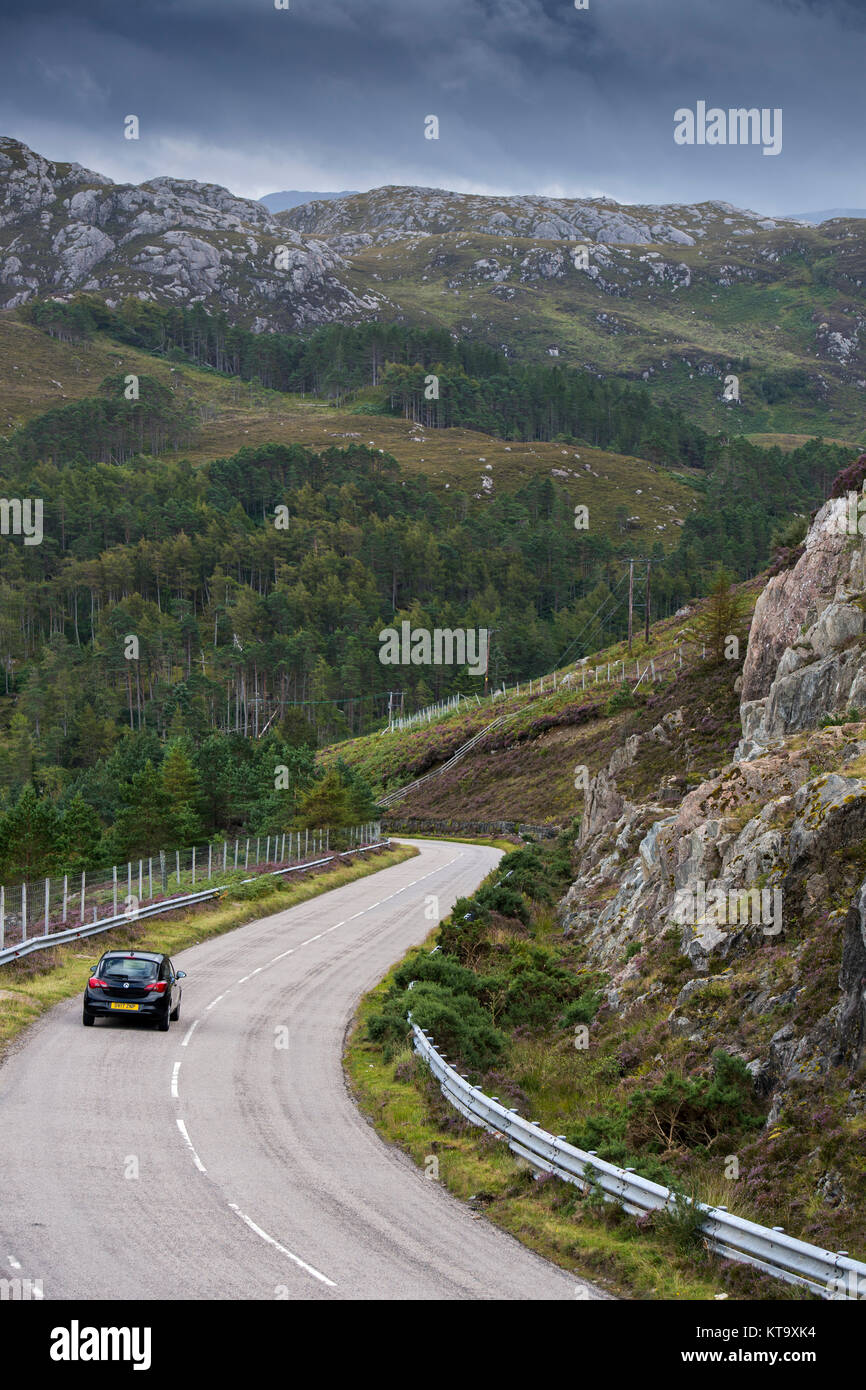 Voiture roulant le long de la côte nord 500 route touristique près de laide à Wester Ross, Ecosse Banque D'Images