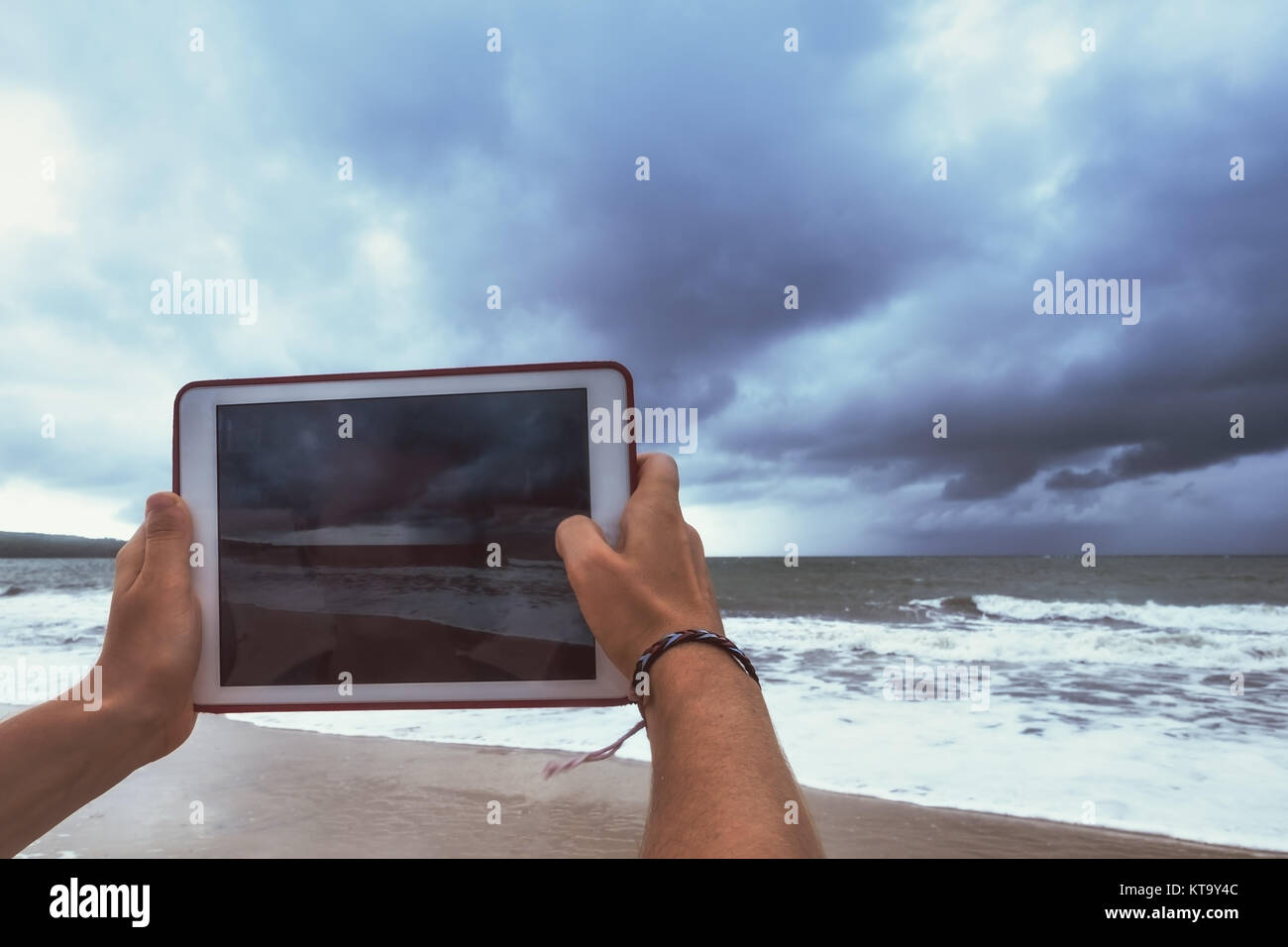 Portrait photo à l'aide de tablet pc mer tempête pendant ses vacances à Bali, Indonésie Banque D'Images