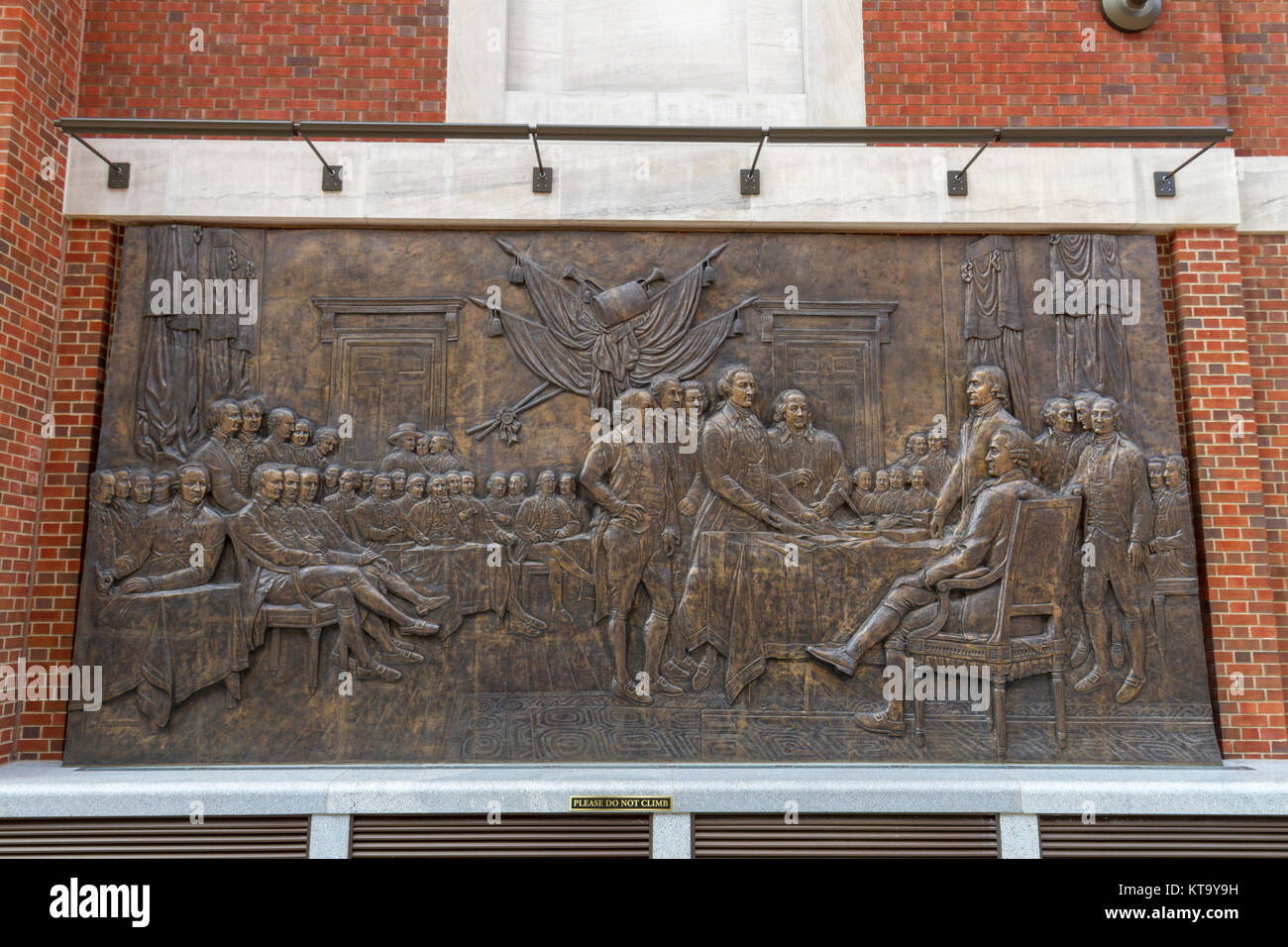 Panneau mural en bronze de la Déclaration d'indépendance peinture de John Trumbull, Musée de la Révolution américaine, Philadelphie, PA, United States. Banque D'Images