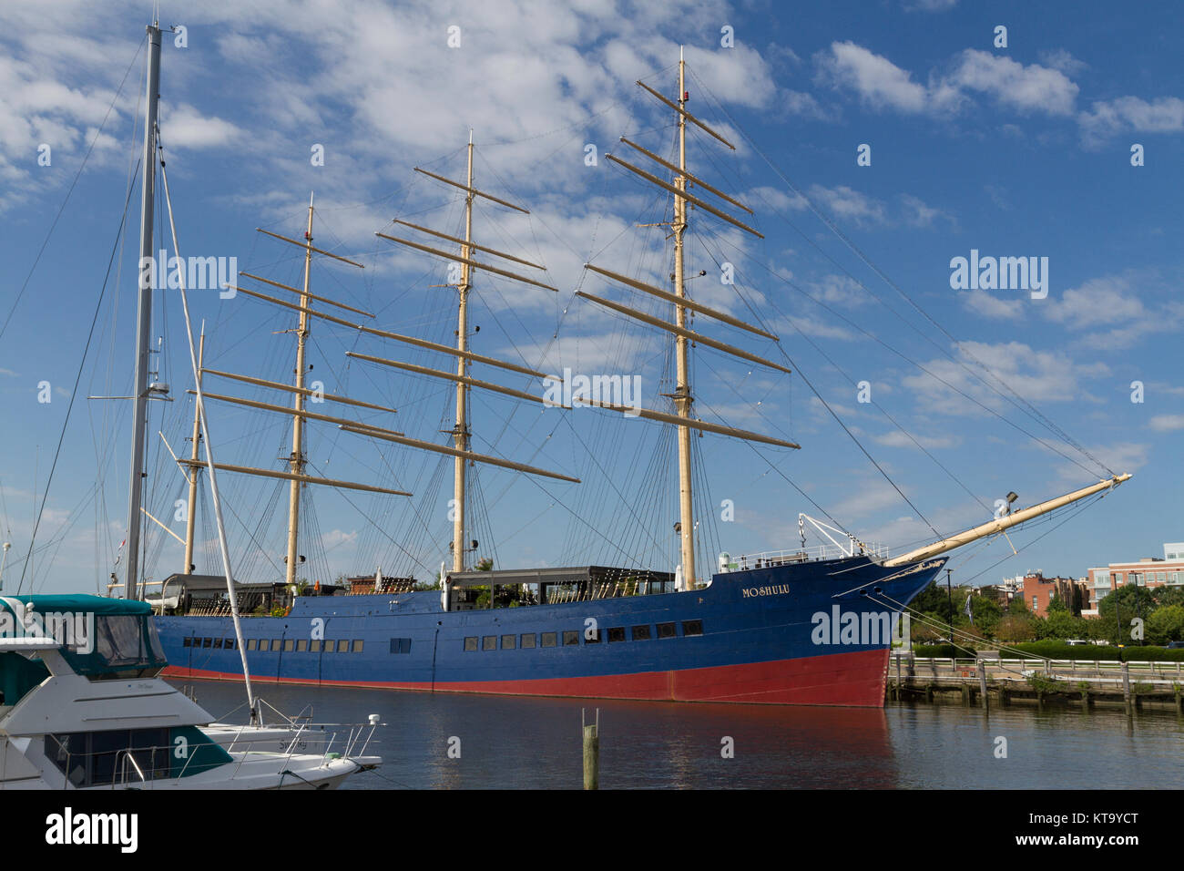 Le Moshulu, un quatre-mâts barque en acier converti en un restaurant flottant, Penns Landing Marina, Philadelphia, Pennsylvania, United States. Banque D'Images