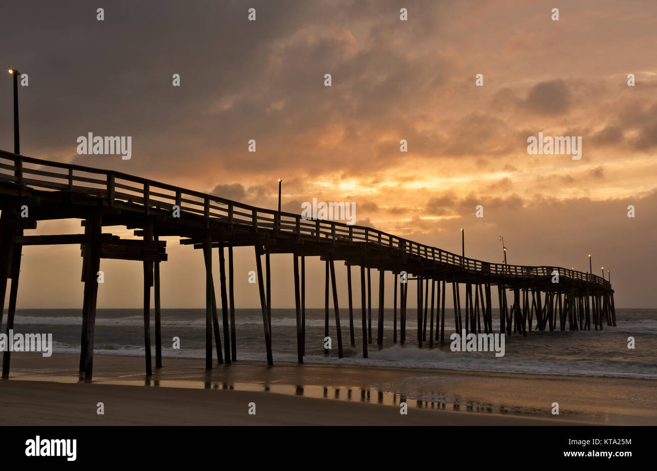 NC01145-00...CAROLINE DU NORD - lever du soleil coloré sur un jour nuageux à Avon le long de la jetée de pêche sur l'île Hatteras Outer Banks. Banque D'Images