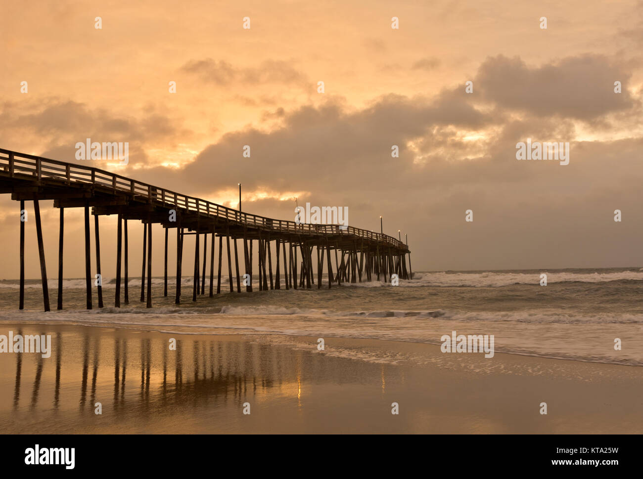 NC01146-00...CAROLINE DU NORD - lever du soleil coloré sur un jour nuageux à Avon le long de la jetée de pêche sur l'île Hatteras Outer Banks. Banque D'Images