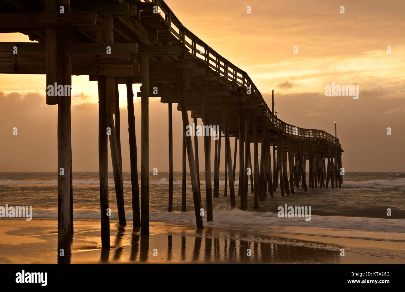 NC01147-00...CAROLINE DU NORD - lever du soleil coloré sur un jour nuageux à Avon le long de la jetée de pêche sur l'île Hatteras Outer Banks. Banque D'Images