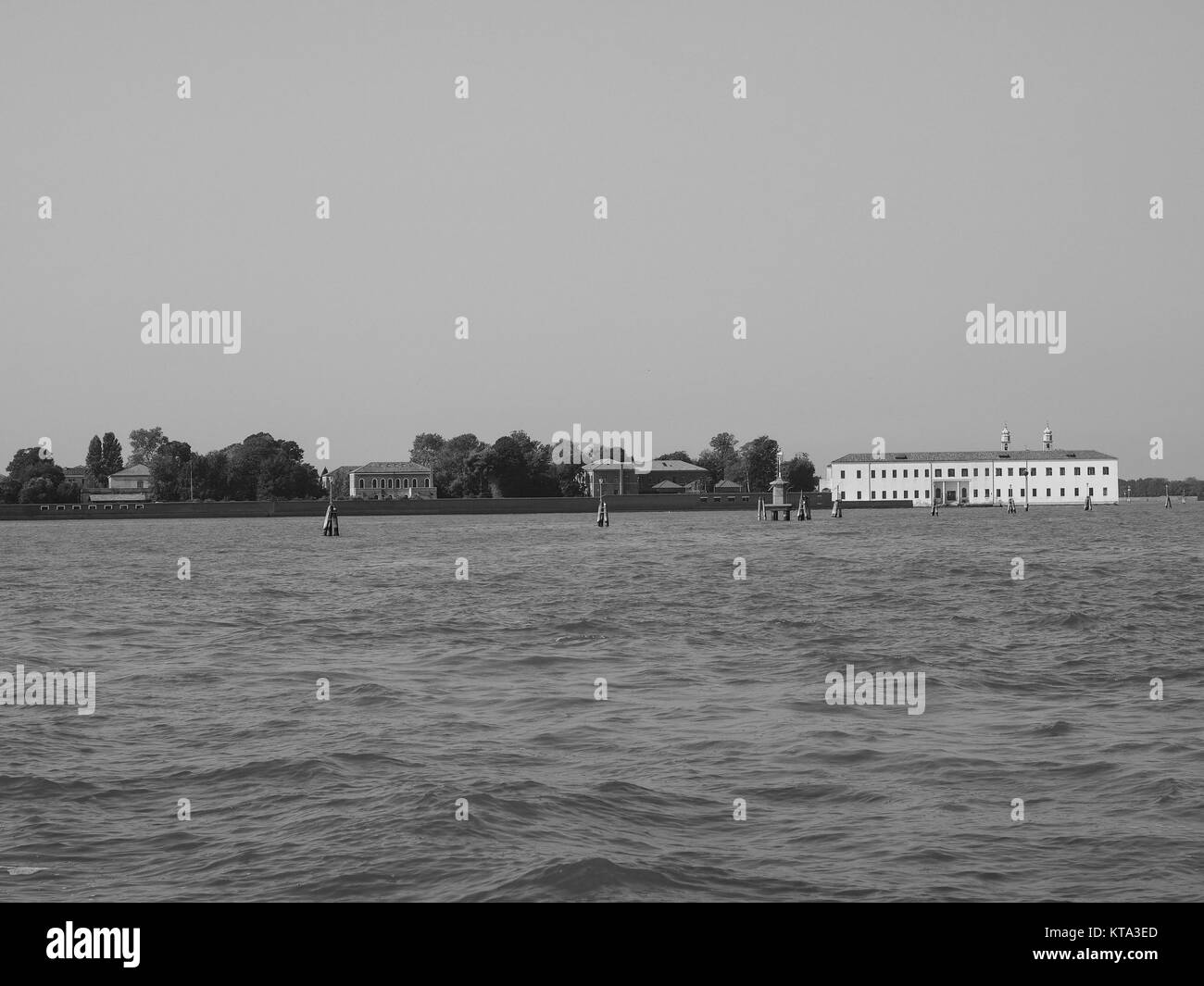 L'île de San Servolo à Venise en noir et blanc Banque D'Images