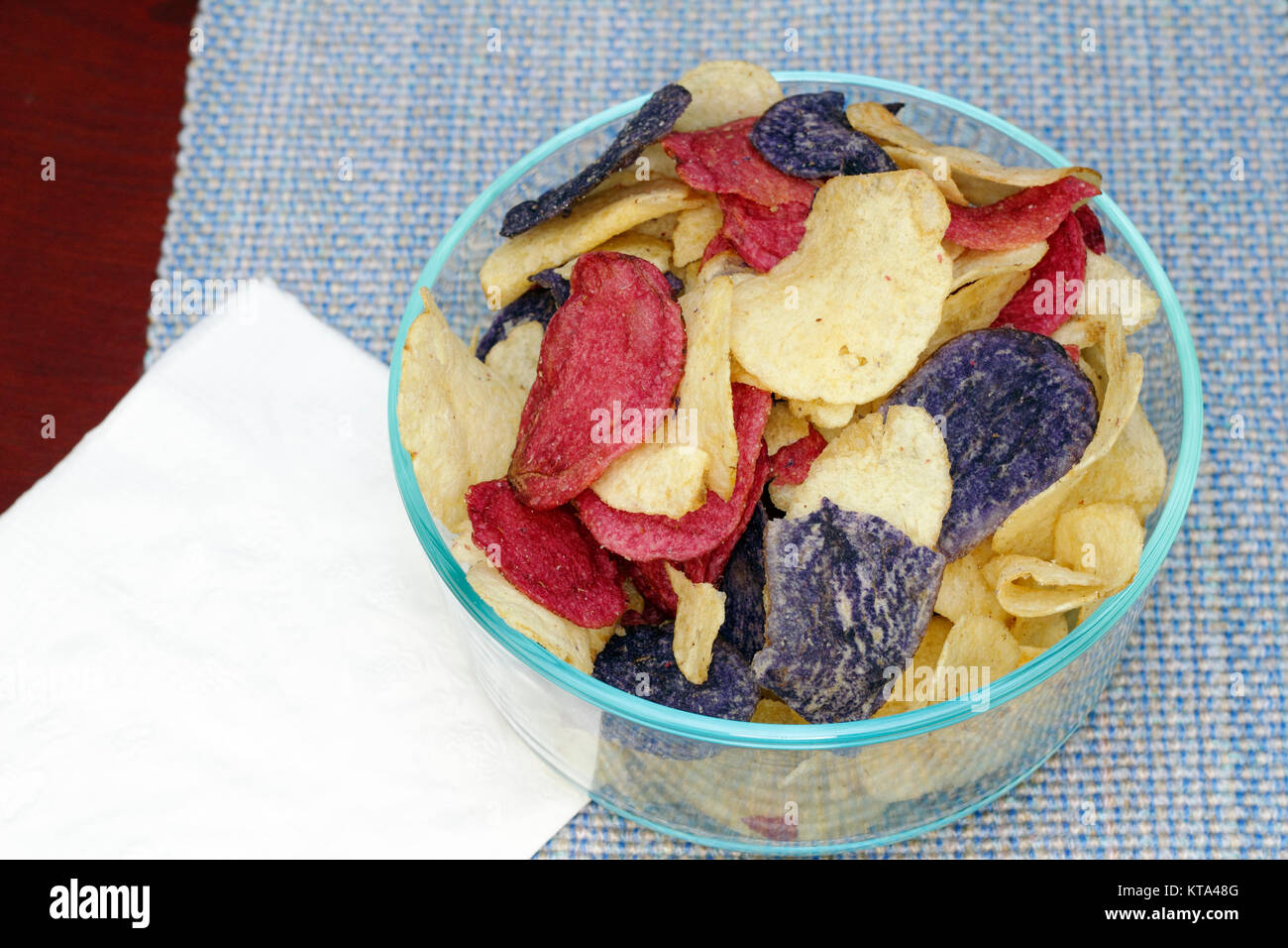 Red, White and Blue Chips de pomme de terre Banque D'Images