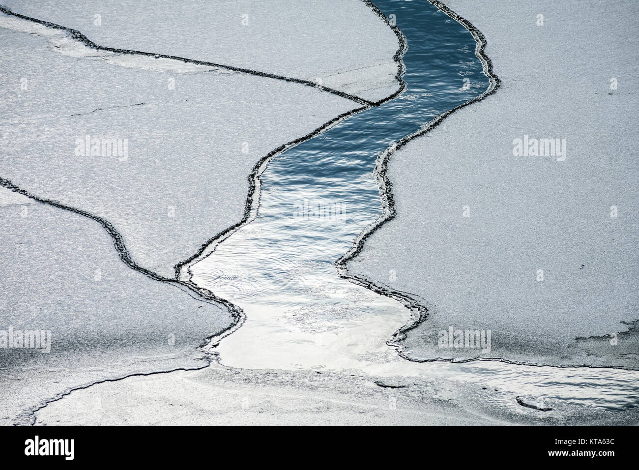 L'eau qui coule au milieu d'un lac gelé Banque D'Images