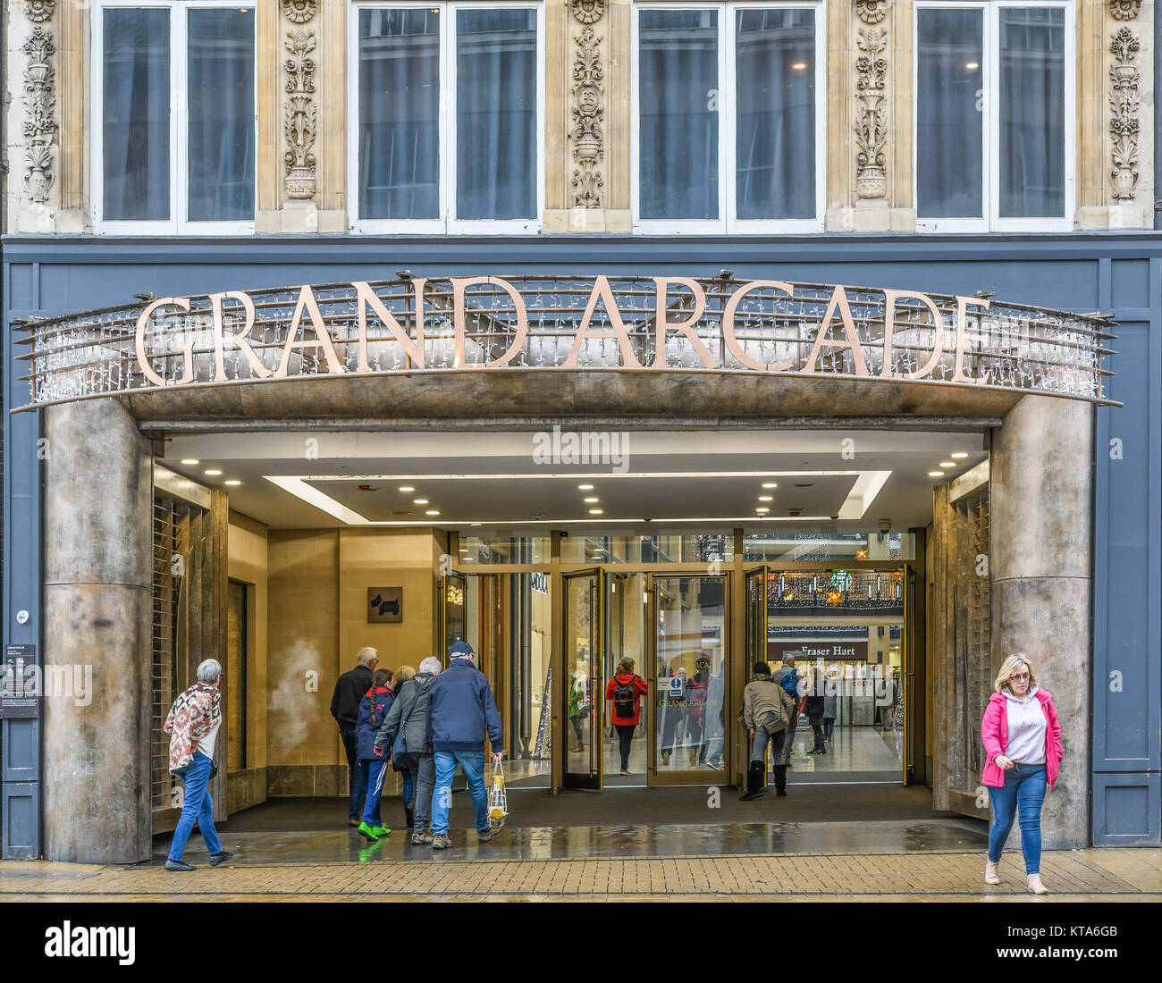 L'entrée et la sortie pour le centre commercial Grand Arcade sur un jour de pluie à Cambridge, Angleterre. Banque D'Images