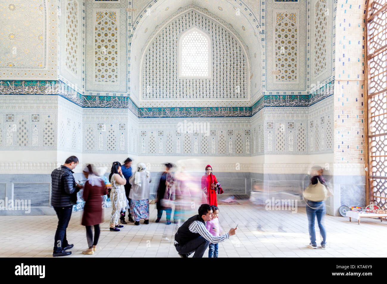 Les visiteurs à l'Ouzbek mosquée Bibi Khanym, Samarkand, Ouzbékistan Banque D'Images