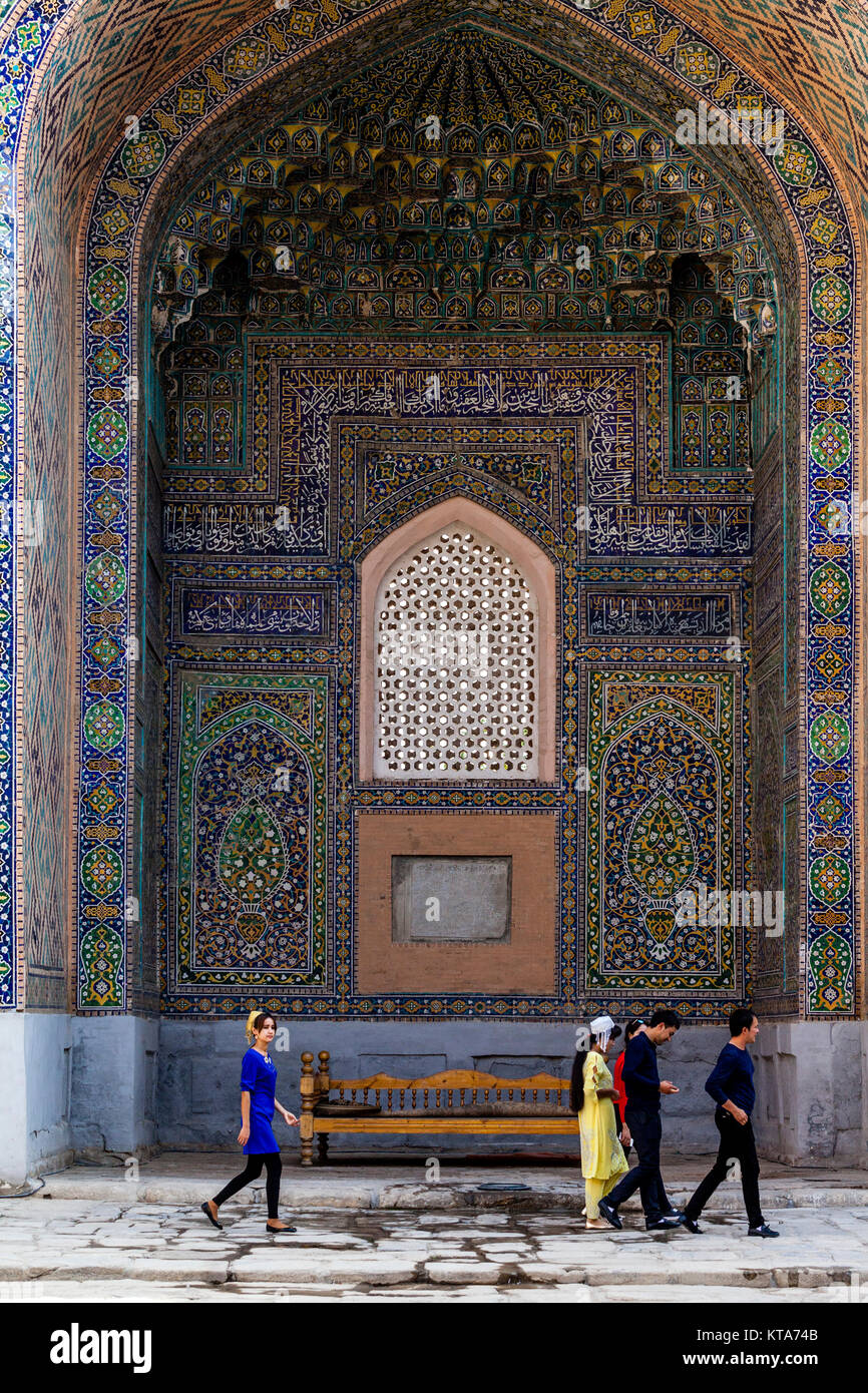 Les jeunes visiteurs à l'intérieur de l'Ouzbek Sher Dor Madrassa, le Reghistan, Samarkand, Ouzbékistan Banque D'Images