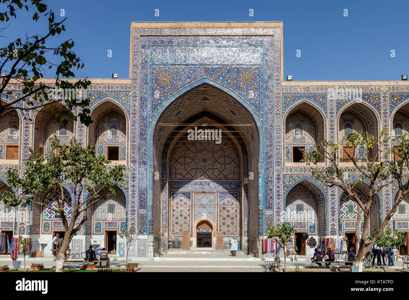 Boutiques de souvenirs à l'intérieur de la Madrasa Ulugh Beg, le Reghistan, Samarkand, Ouzbékistan Banque D'Images