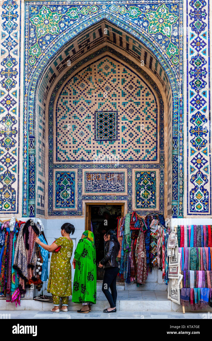 Visiteurs ouzbek magasinage de souvenirs à l'intérieur de la Madrasa Ulugh Beg, le Reghistan, Samarkand, Ouzbékistan Banque D'Images