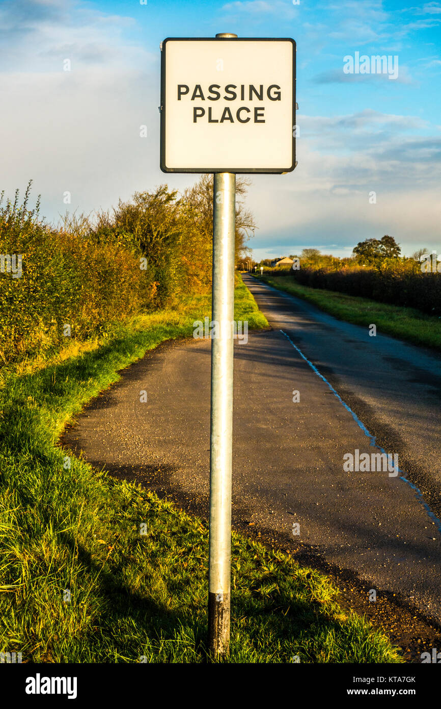 Lieu de passage en regard d'une mise à par dans les régions rurales de Lincolnshire, Angleterre, Royaume-Uni. Utilisé sur une route étroite pour permettre à un véhicule à tirer et permettre à un autre de passer. Banque D'Images