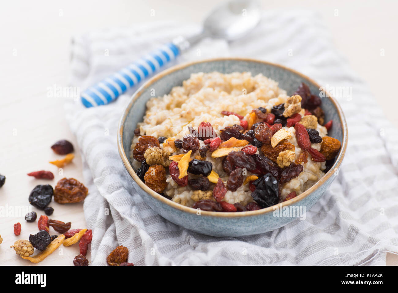 Coupe de l'acier l'avoine servi avec des fruits et des baies séchées Banque D'Images