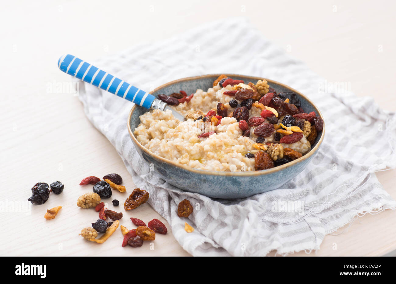 Coupe de l'acier l'avoine servi avec des fruits et des baies séchées Banque D'Images