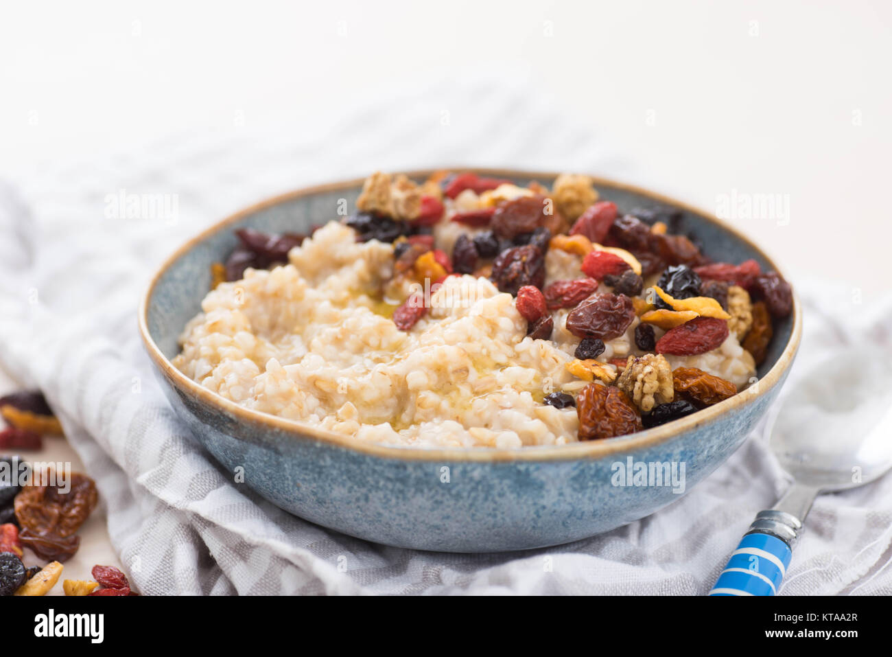 Coupe de l'acier l'avoine servi avec des fruits et des baies séchées Banque D'Images