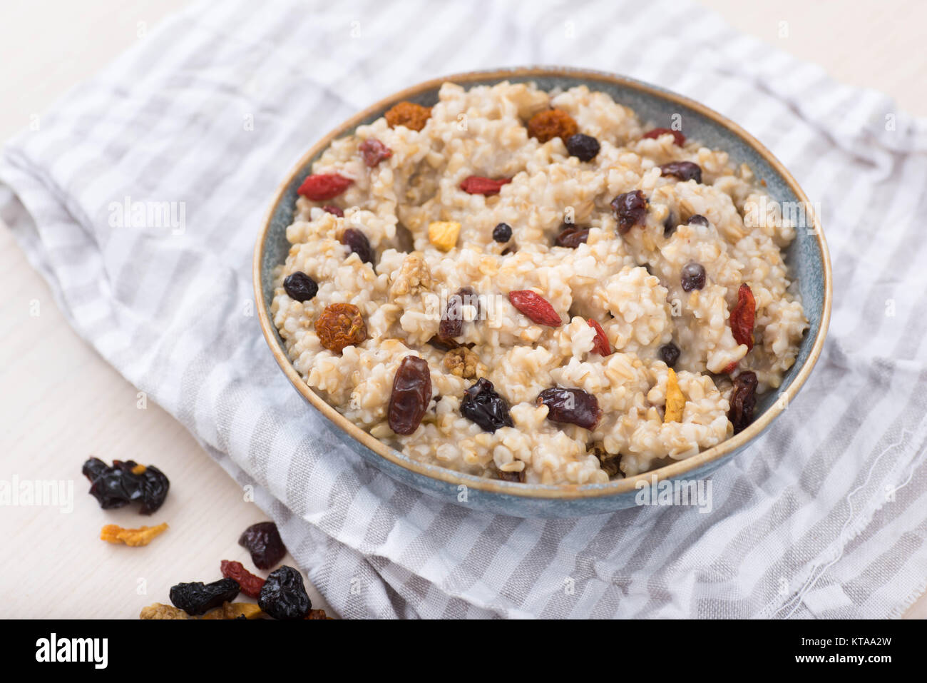 Coupe de l'acier l'avoine servi avec des fruits et des baies séchées Banque D'Images
