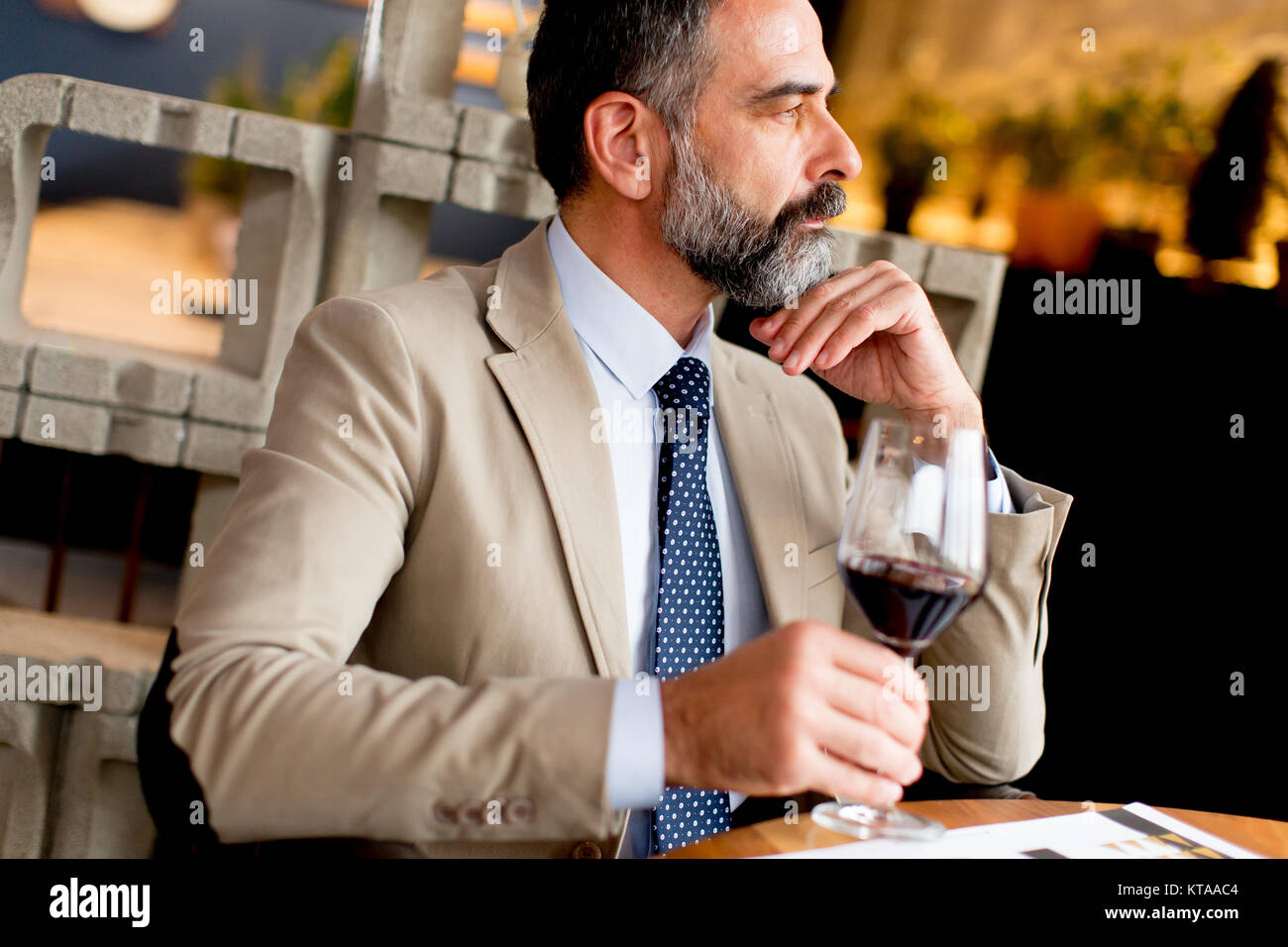 Handsome young man drinking red wine pendant le déjeuner Banque D'Images