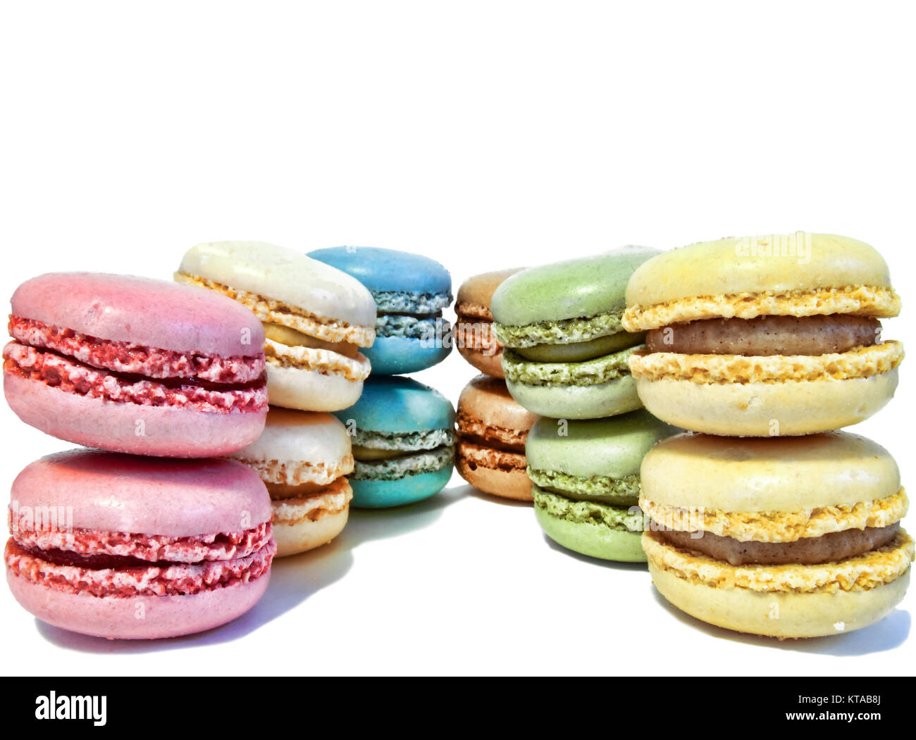 Assortiment de macarons français sur fond blanc Banque D'Images